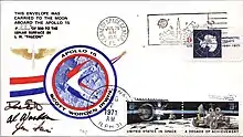 Photographie en couleur d'une enveloppe avec cachets postaux et signatures des astronautes.