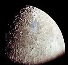 Photographie en couleur de la Lune montrant de nombreux cratères.