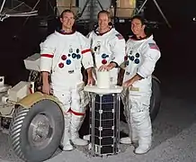 L'équipage d'Apollo 15 devant la « Jeep lunaire ».