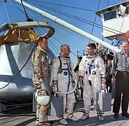 Photographie couleur de l'équipage d'Apollo 1 en combinaison.