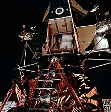 Edwin Aldrin descendant pour la 1re fois de son module lors d'Apollo 11.