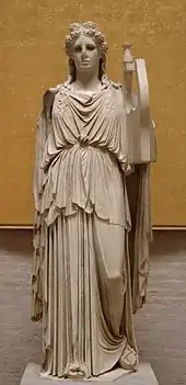 statue en pied d'un homme dans une grande robe ceinturée, tenant une lyre dans la main gauche.