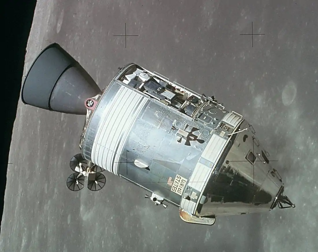 Image du module Apollo de service avec la Lune en arrière-plan.