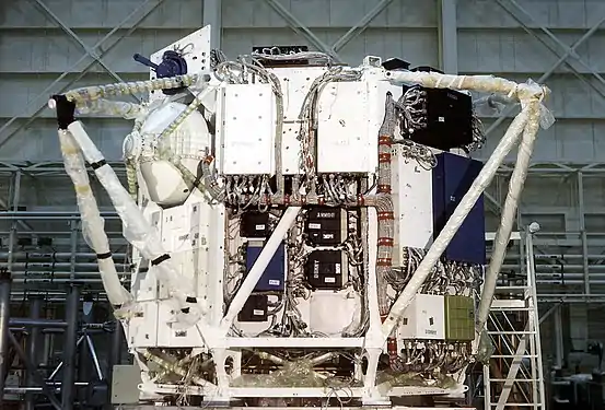 Le module supportant les télescopes. On distingue sur la gauche un des gyroscopes CMG.