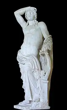 Statue d'Apollon alangui avec une cithare sur le côté duquel est sculpté Marsyas.