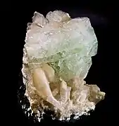 apophyllite-(KF) et stilbite - Carrière de Nasik, Inde - (10,3x7,2cm)