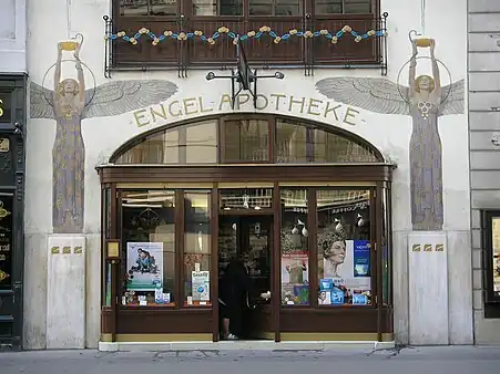 La vitrine flanquée de deux anges.