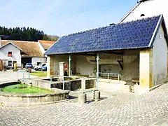 Fontaine-lavoir au centre du village.