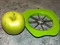 Une pomme et un vide-pomme plat avant utilisation