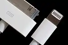 image montrant l'ancien connecteur et le nouveau connecteur Apple.