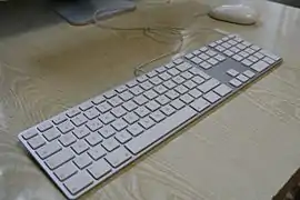 Le clavier Apple filaire.