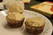 Petits gâteaux à la compote de pommes avec glaçage