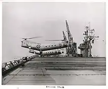 Appontage d’un hélicoptère Vertol H-21, le 7 mai 1956.