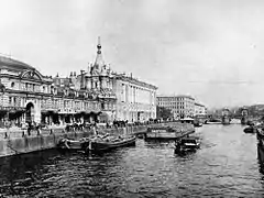 Vue d'Apraksin Dvor depuis le quai Fontanka, en 1900.