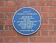 Photographie d'une plaque circulaire avec un fond bleu. Inscription: Apsley Cherry-Garrard. Member of Captain Scotts 1910-1913. Antarctic Expedition and author of "The Worst Journey in the World". Born here. 2nd January 1886.