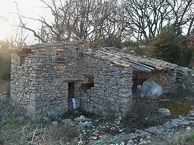 Pigeonnier, à Apt, établi dans un cabanon en pierre sèche de la fin du XVIIIe siècle.