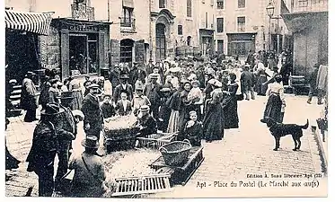 Le marché aux œufs sur la place du Postel