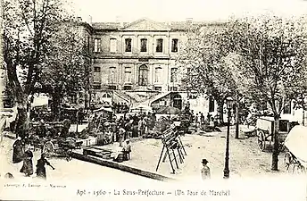 Le marché sur la place de la sous-préfecture