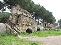 Vestiges des arches soutenant le canal en pierre de l'Aqua Marcia et les canaux en brique de l'Aqua Tepula et de l'Aqua Iulia.