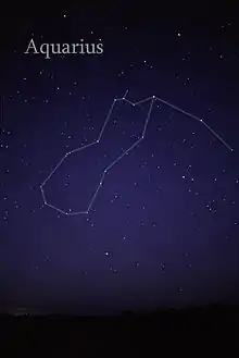 Étoiles sur fond d'un ciel nocturne accompagnés de traits indiquant la constellation du Verseau ainsi que son nom anglaisen lettres blanches, « Aquarius ».