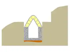 Vue en coupe d'une structure maçonnée en forme de U recouverte d'une voûte en pierres.