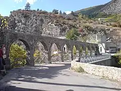 Pont sur la Chalvagne, surmonté d’un aqueduc sur arches.