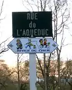 Vue d'un panneau indicateur de rue « rue de l'aqueduc ».