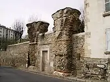 Vestiges de l'aqueduc du Gier, rue Roger-Radisson à Lyon.