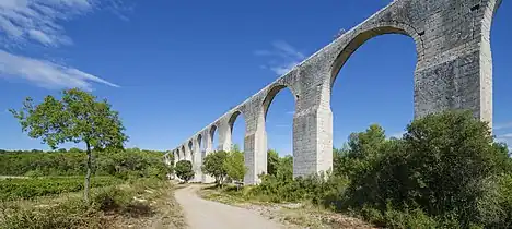 Aqueduc alimentant le château.