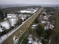 Vue aérienne de l'aqueduc, sous la neige, en direction de la tour du Levant