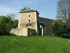 La tour du Jongleur, à l'extrémité méridionale Est d'où partait un siphon vers les bassins de Marly et de Louveciennes.