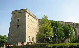 La tour du Levant, à l'extrémité septentrionale où arrivait l'eau de la machine de Marly.