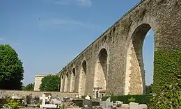 Arches au-dessus du cimetière.