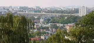 L'aqueduc de la Vanne vu depuis le jardin panoramique de Cachan.