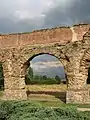 Le Plat de l'Air. Au-dessus  d'une arche, le canal et son enduit de  tuileau.