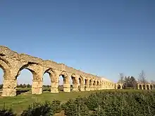 L’enduit intérieur de la conduite est visible sur les arches et permet d’observer la teinte rose du mortier étanche - (aqueduc du Gier, arches du Plat de l’Air à Chaponost)