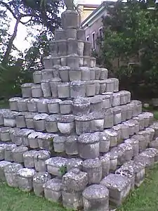 Pyramide d'urnes funéraires dans le jardin.