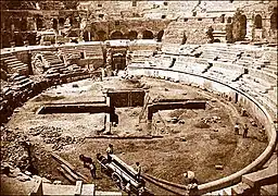 Fouilles archéologiques des arènes en 1866 : vue de la salle cruciforme dégagée.