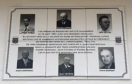 Plaque commémorative sur la façade des arènes