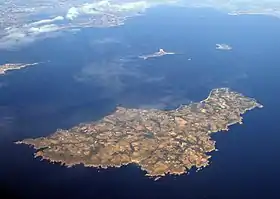 Photographie aérienne de Belle-Île-en-Mer avec l'extrémité de la presqu'île de Quiberon au Nord, Houat et Hœdic au Nord-Est.