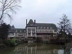 Ancien moulin devenu l'hôtel-restaurant Ar Milin, enjambant la Vilaine.