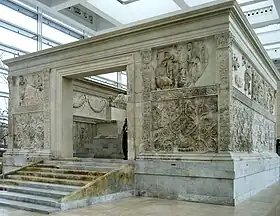 Vue générale de l'Ara Pacis dans son lieu d'exposition actuel