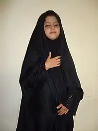 Fillette en abaya.