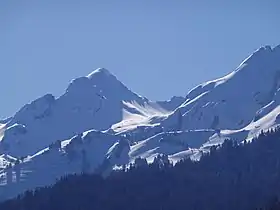 La pointe des Verres (au centre) au fond de la combe de la Grande Torchère, dominée par la Grande Balmaz (à gauche) et les Parrossaz (à droite) vus depuis l'ouest.