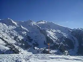 La Grande Balmaz (à gauche) vue du nord-ouest depuis le haut des Confins (La Clusaz)