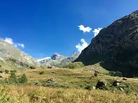 Vue de l’Ouille d’Arbéron et du glacier d'Arnès depuis le pied du refuge d'Avérole.