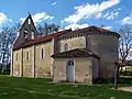 Vue sud-est de l'église et son chevet (avril 2013).