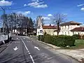 Vue du village depuis la RD231, mairie et église (avril 2013).