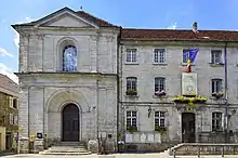 Vue de la façade principale de l'hôtel de ville d'Arbois.