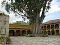 Casa de hacienda El SalitreLe terme casa de hacienda peut être traduit en français par « maison de maître » (cf un document de l'UNESCO ou des ouvrages tels que Cahiers des sciences humaines, vol. 29, 1993, O.R.S.T.O.M., p. 644).